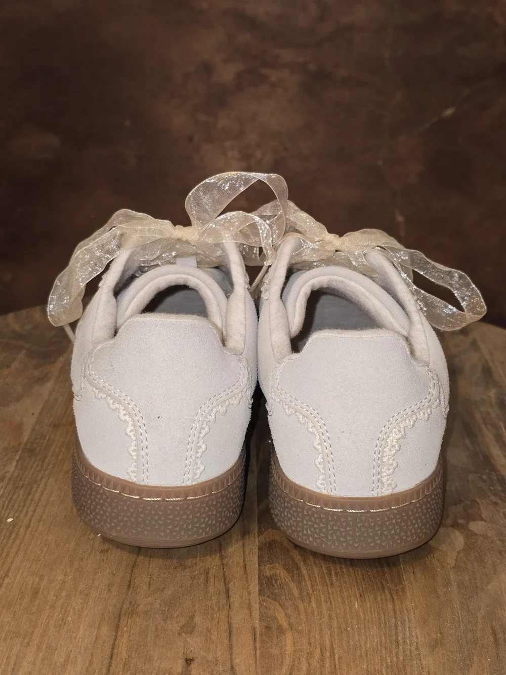 Cushionaire Belinda Beige Lace Trim Sneakers Ribbon Laces Women's Size 9